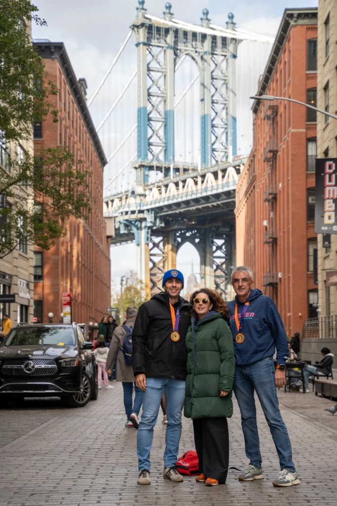 Familia de corredores con sus medallas después del New York Marathon