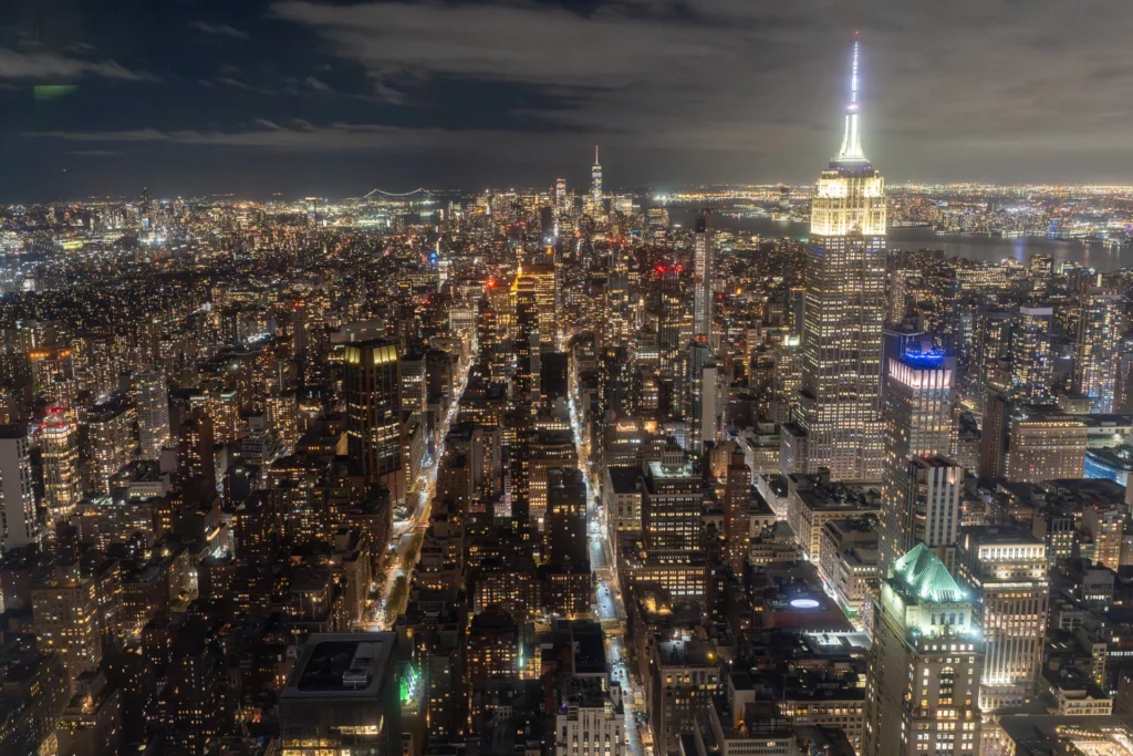 Vista nocturna de Manhattan durante el viaje a Nueva York