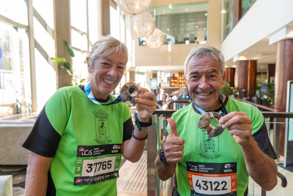 Corredores con sus medallas después del Sydney Marathon