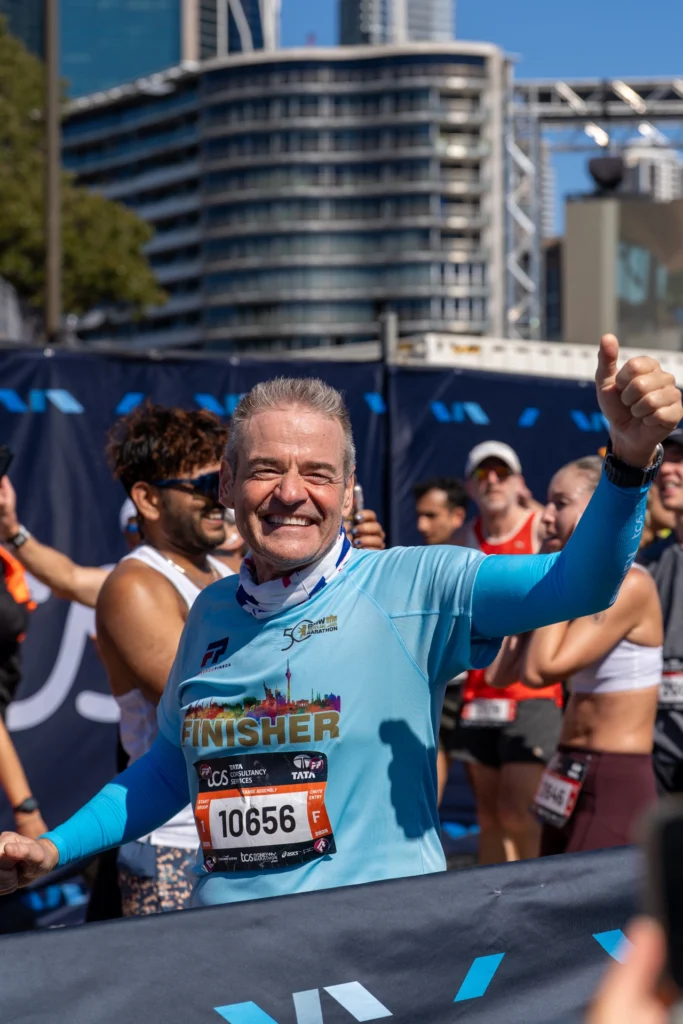 Finisher celebrando su llegada en el Sydney Marathon