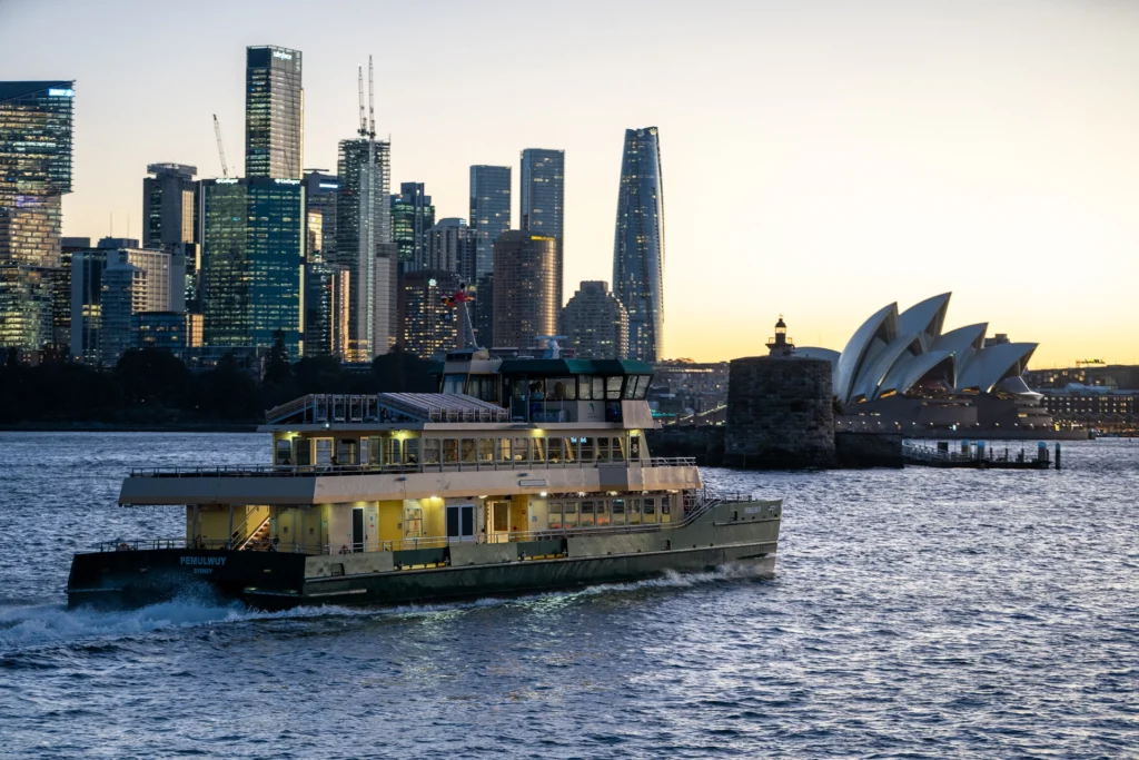 Sydney Opera House y ferry vistos desde la bahía de Sídney