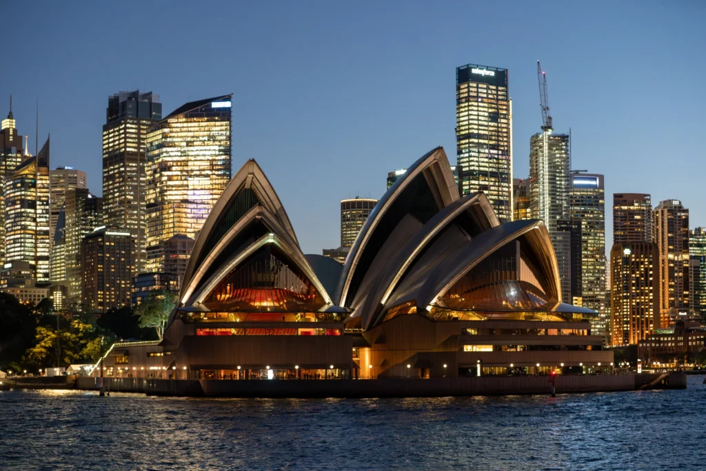 Sydney Opera House y skyline de Sídney al anochecer
