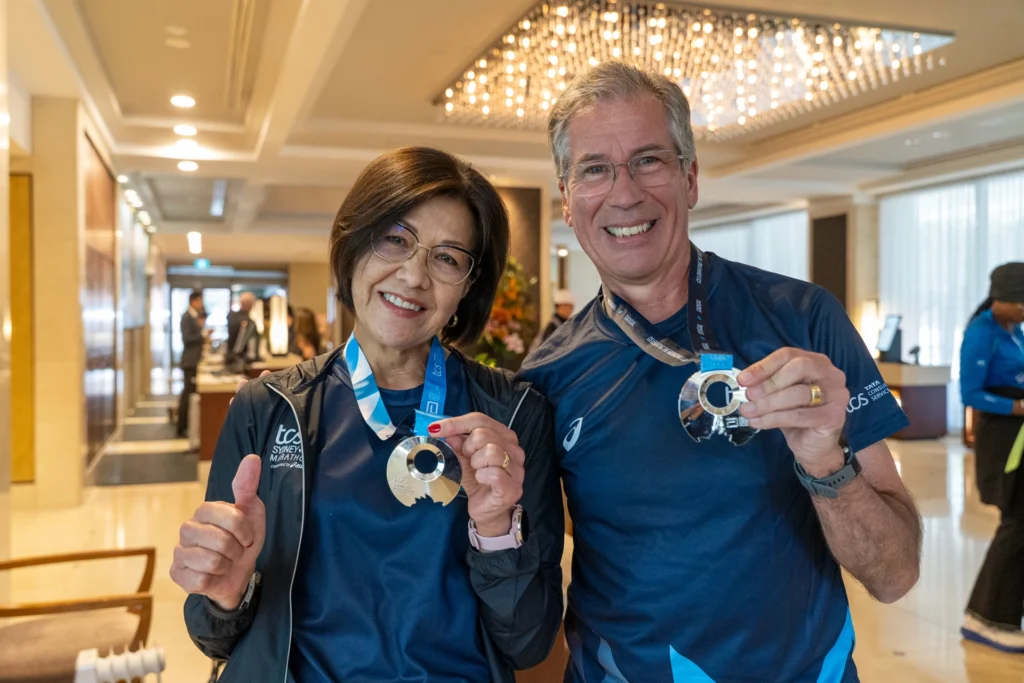 Corredores mostrando sus medallas después del Sydney Marathon