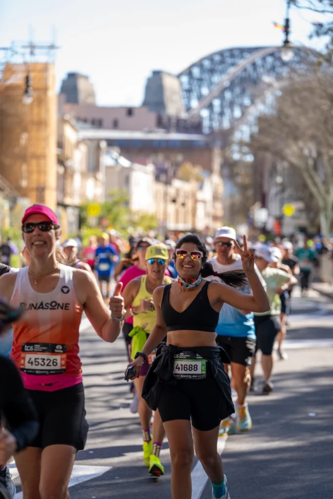 Corredores durante el Sydney Marathon con Harbour Bridge al fondo